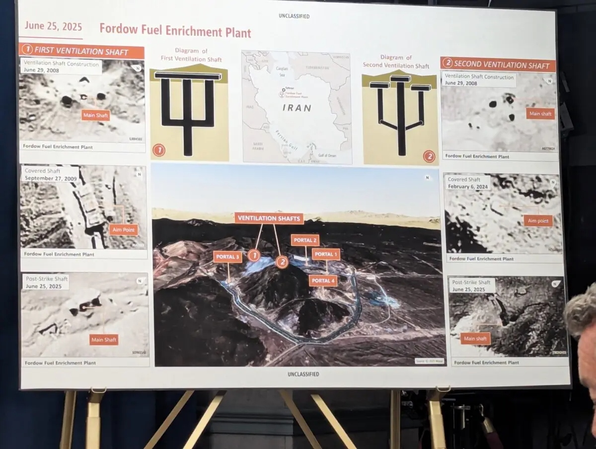 El Pentágono muestra un panel con la operación de ataque estadounidense en la planta de enriquecimiento de combustible de Fordow en una rueda de prensa el 26 de junio de 2025. (Ryan Morgan/The Epoch Times)
