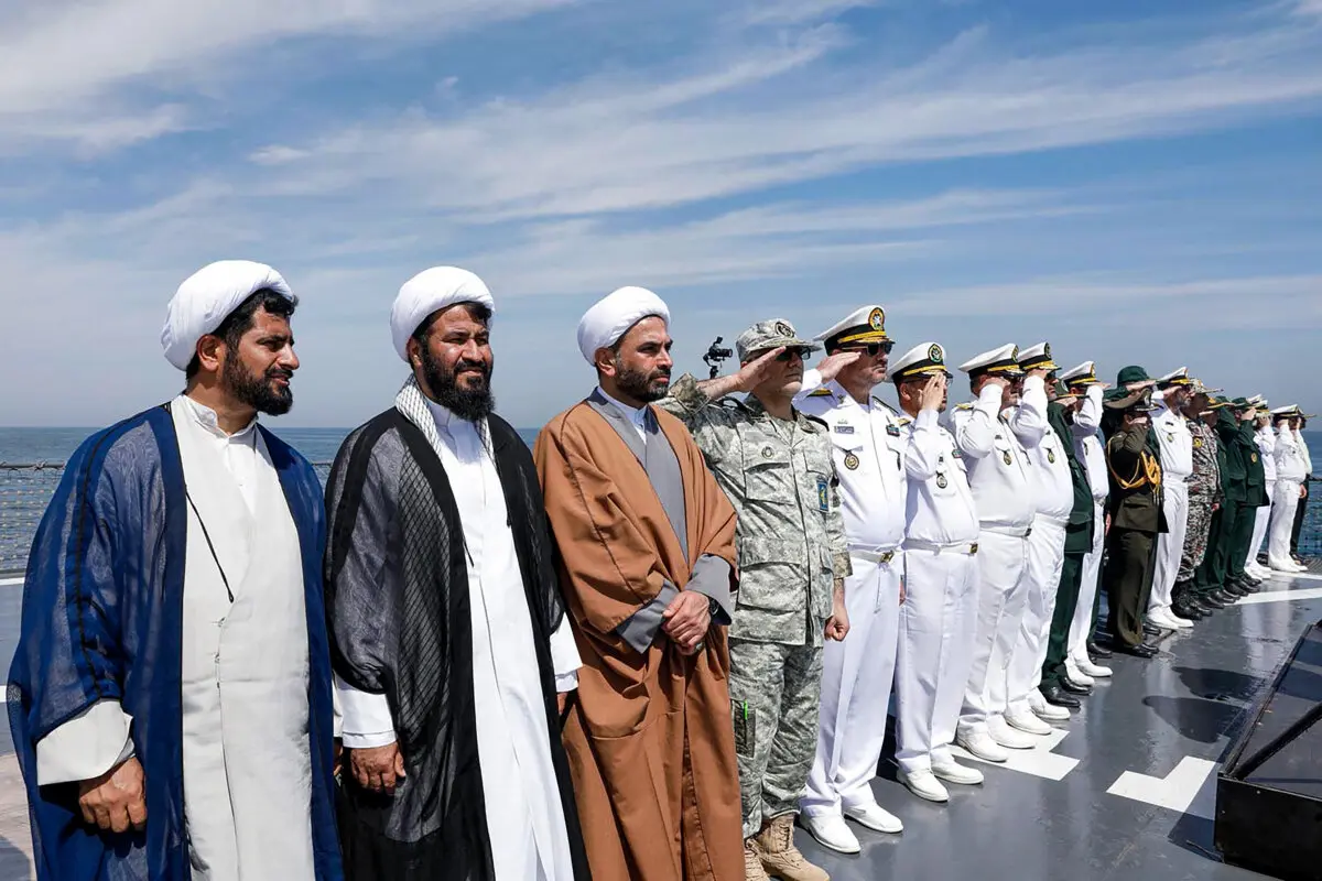 Esta fotografía facilitada por la Oficina del Ejército Iraní el 12 de marzo de 2025 muestra a funcionarios locales y personal de la Armada asistiendo a unas maniobras militares conjuntas entre Irán, Rusia y China en el golfo de Omán. Según los medios iraníes, las Armadas de Irán, Rusia y China llevaron a cabo maniobras militares frente a las costas de Irán esa semana con el fin de reforzar la cooperación. (Oficina del Ejército Iraní/AFP a través de Getty Images).