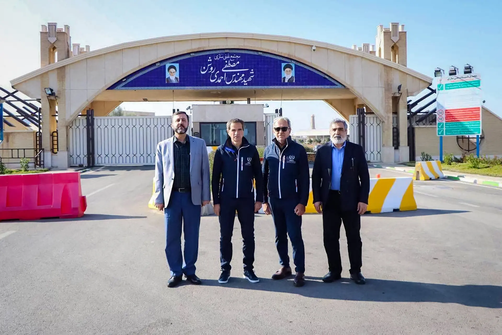 El portavoz de la Organización de Energía Atómica de Irán, Behrouz Kamalvandi (derecha), y el viceministro de Asuntos Exteriores de Irán, Kazem Gharib Abadi (izquierda), posan para una foto con el director general del Organismo Internacional de Energía Atómica (OIEA), Rafael Grossi (segundo por la izquierda), frente a la puerta de la planta de enriquecimiento nuclear de Natanz, en Isfahán, Irán, el 15 de noviembre de 2024. Grossi visitó dos plantas de enriquecimiento de uranio iraníes que han sido objeto de preocupación por parte de Occidente, después de que Teherán se declarara dispuesto a abordar las "dudas" sobre sus ambiciones. (Organización de Energía Atómica de Irán/AFP a través de Getty Images).