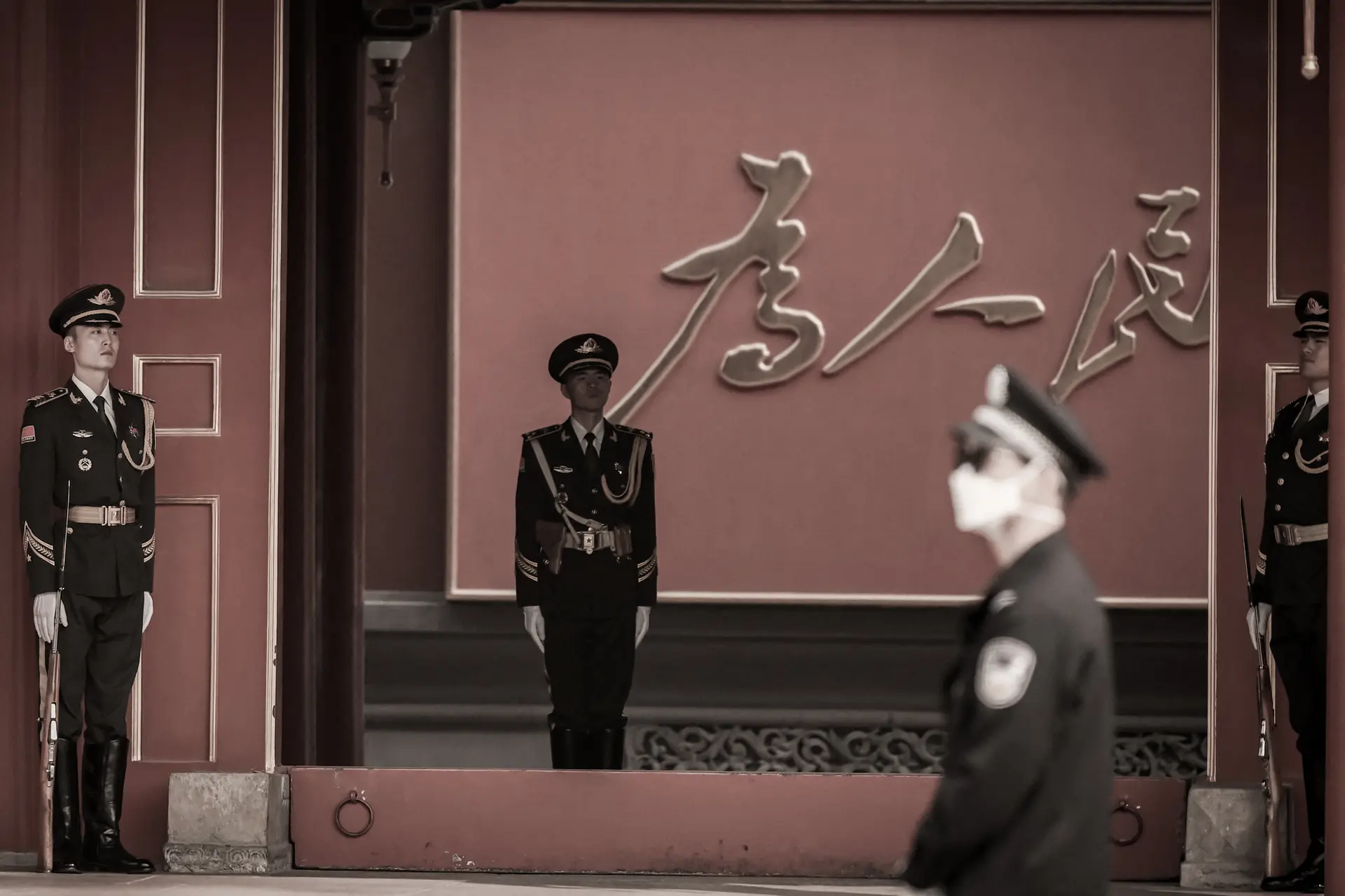 Personal de seguridad monta guardia en Zhongnanhai, cerca de la plaza de Tiananmen, antes del XX Congreso del Partido Comunista de China, celebrado en Beijing el 13 de octubre de 2022. (Noel Celis/AFP a través de Getty Images).