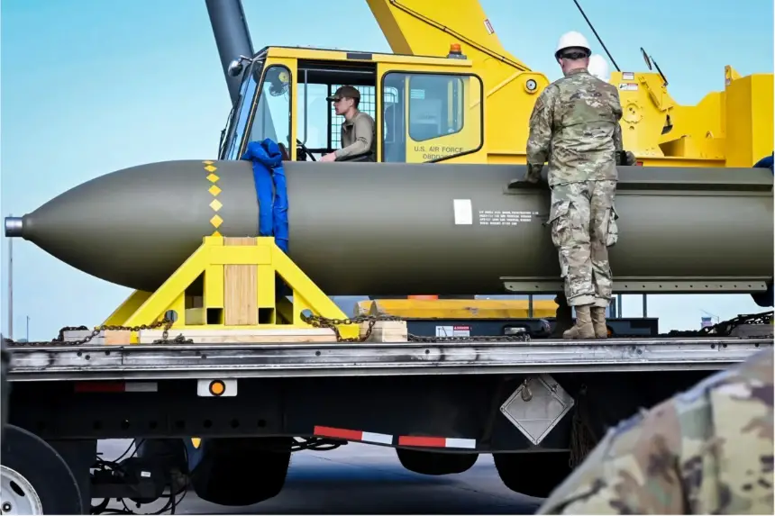 Los aviadores observan una GBU-57, o bomba penetradora de artillería masiva, en la base aérea Whiteman en Missouri el 2 de mayo de 2023. EE. UU. Fuerza Aérea vía AP/Archivo