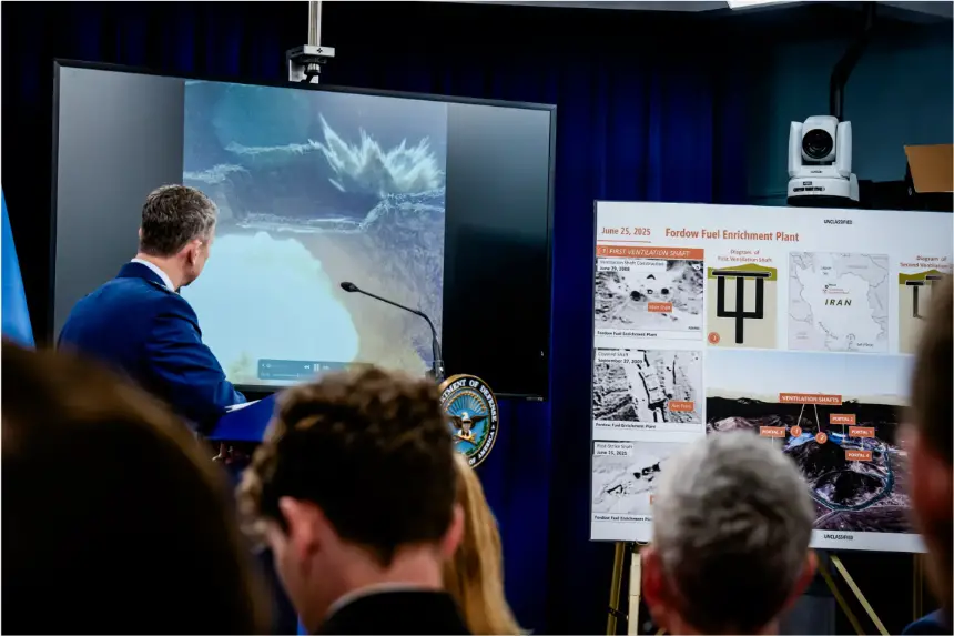 El general Dan Caine, jefe del Estado Mayor Conjunto de la Fuerza Aérea, observa un video de una prueba de bombardeo del penetrador masivo de municiones (MOP) GBU-57A/B, utilizado en el ataque a la planta iraní de enriquecimiento de combustible de Fordow, durante una conferencia de prensa en el Pentágono en Arlington, Virginia, el 26 de junio de 2025. (Andrew Harnik/Getty Images)