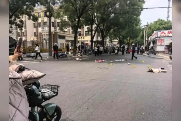 Víctimas tendidas en el suelo después de que un conductor atropellara a un grupo de niños cerca de una escuela en Miyun, Beijing, el 26 de junio de 2025. (Cortesía de un testigo anónimo)