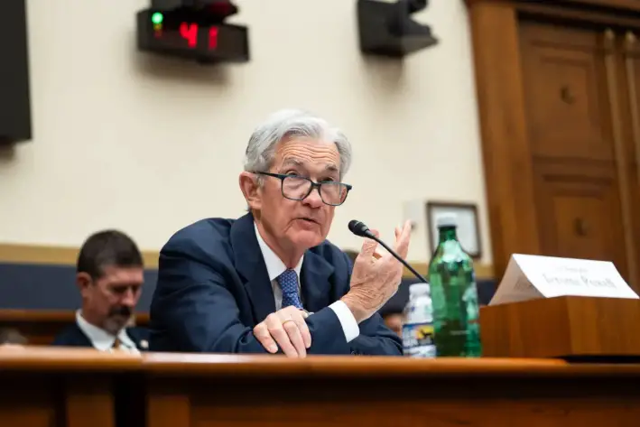 El presidente de la Reserva Federal, Jerome Powell, testifica durante una audiencia ante el Comité de Servicios Financieros de la Cámara de Representantes, en el Capitolio, el 24 de junio de 2025. (Madalina Kilroy/The Epoch Times)