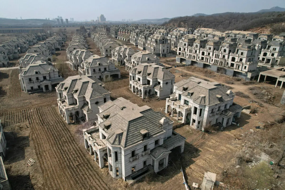 Villas abandonadas en un suburbio de Shenyang, en la provincia nororiental china de Liaoning, el 31 de marzo de 2023. (Jade Gao /AFP vía Getty Images).