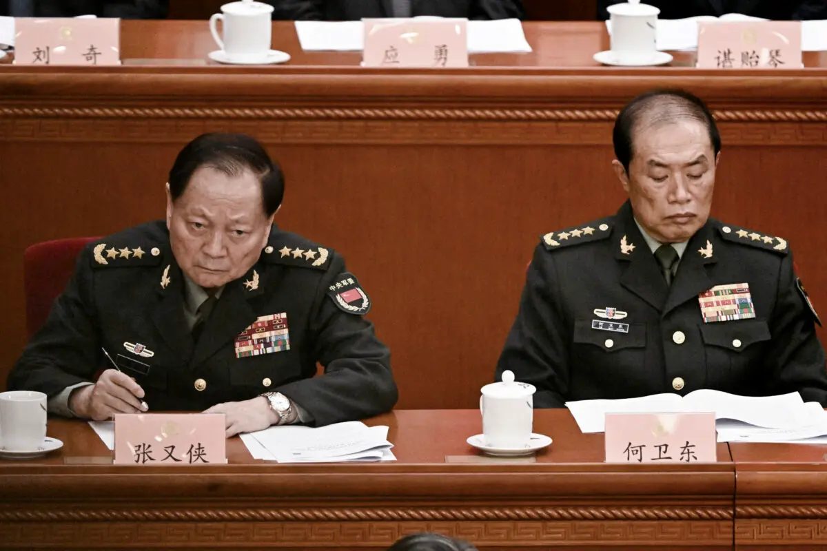 El general He Weidong (der.), segundo vicepresidente de la Comisión Militar Central (CMC) de China, y Zhang Youxia, primer vicepresidente de la CMC, asisten a la ceremonia inaugural de la Conferencia Consultiva Política del Pueblo Chino en el Gran Palacio del Pueblo en Beijing el 4 de marzo de 2025. (Pedro Pardo/AFP vía Getty Images)
