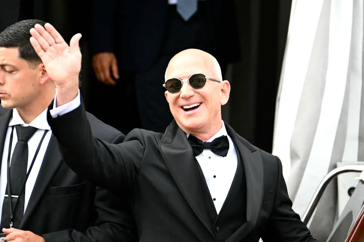 El fundador de Amazon, Jeff Bezos, sale del hotel Aman el día de su boda en Venecia, Italia, el 27 de junio de 2025. (Stefano Rellandini/AFP a través de Getty Images)
