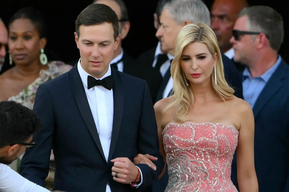 Jared Kushner y su esposa Ivanka Trump abandonan el hotel St Regis el día de la boda del fundador de Amazon, Jeff Bezos, con Lauren Sánchez, en Venecia, Italia, el 27 de junio de 2025. (Marco Bertorello/AFP vía Getty Images)