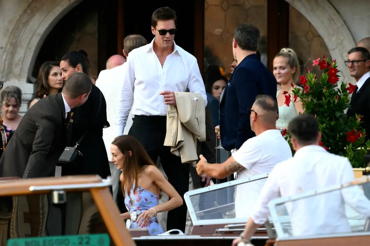 Tom Brady sube a un taxi acuático en el Hotel Gritti Palace antes de la boda del fundador de Amazon, Jeff Bezos, con Lauren Sánchez, en Venecia, Italia, el 26 de junio de 2025. (Marco Bertorello/AFP a través de Getty Images)