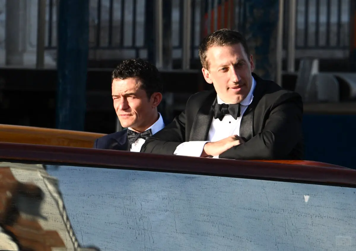 El actor británico Orlando Bloom (izquierda) abandona el Hotel Gritti Palace el día de la boda del fundador de Amazon, Jeff Bezos, con Lauren Sánchez, en Venecia, Italia, el 27 de junio de 2025. (Stefano Rellandini/AFP a través de Getty Images)