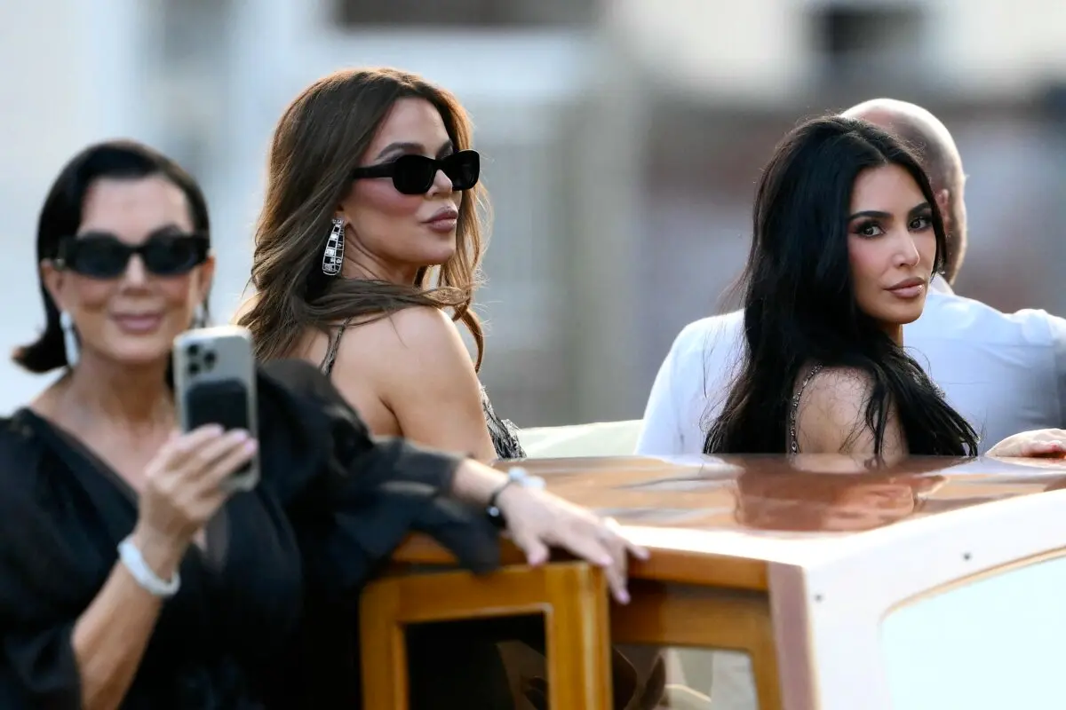 La personalidad televisiva Kris Jenner (izquierda), Khloe Kardashian (centro) y la estrella de reality shows Kim Kardashian suben a un taxi acuático al salir del hotel Gritti Palace antes de la boda del fundador de Amazon, Jeff Bezos, con Lauren Sánchez, en Venecia, Italia, el 26 de junio de 2025. (Marco Bertorello/AFP a través de Getty Images)