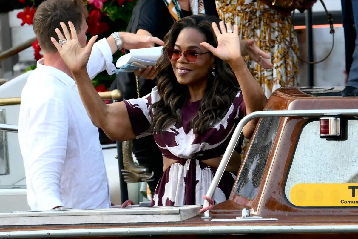 La presentadora de televisión Oprah Winfrey saluda con la mano mientras sube a un taxi acuático para abandonar el Hotel Gritti Palace antes de la boda del fundador de Amazon, Jeff Bezos, con Lauren Sánchez, en Venecia, Italia, el 26 de junio de 2025. (Marco Bertorello/AFP a través de Getty Images)