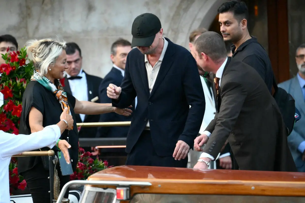 El actor Leonardo DiCaprio abandona el Hotel Gritti Palace antes de la boda del fundador de Amazon, Jeff Bezos, con Lauren Sánchez, en Venecia, Italia, el 26 de junio de 2025. (Marco Bertorello/AFP a través de Getty Images)