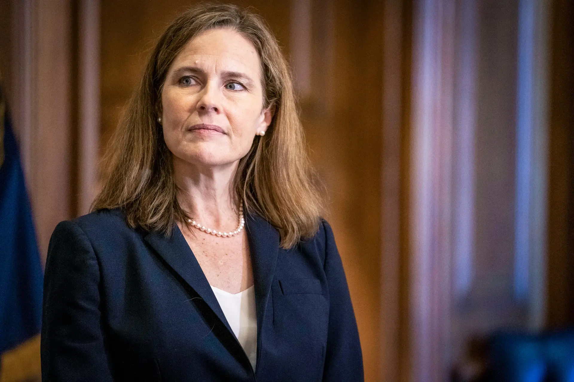 La jueza Amy Coney Barrett, candidata a la Corte Suprema, se reúne con el senador James Lankford (R-Okla.) en Washington el 21 de octubre de 2020. En la opinión mayoritaria, la jueza Barrett escribió que el Congreso no ha autorizado un alivio amplio para las personas que no están ante los tribunales. (Sarah Silbiger-Pool/Getty Images)