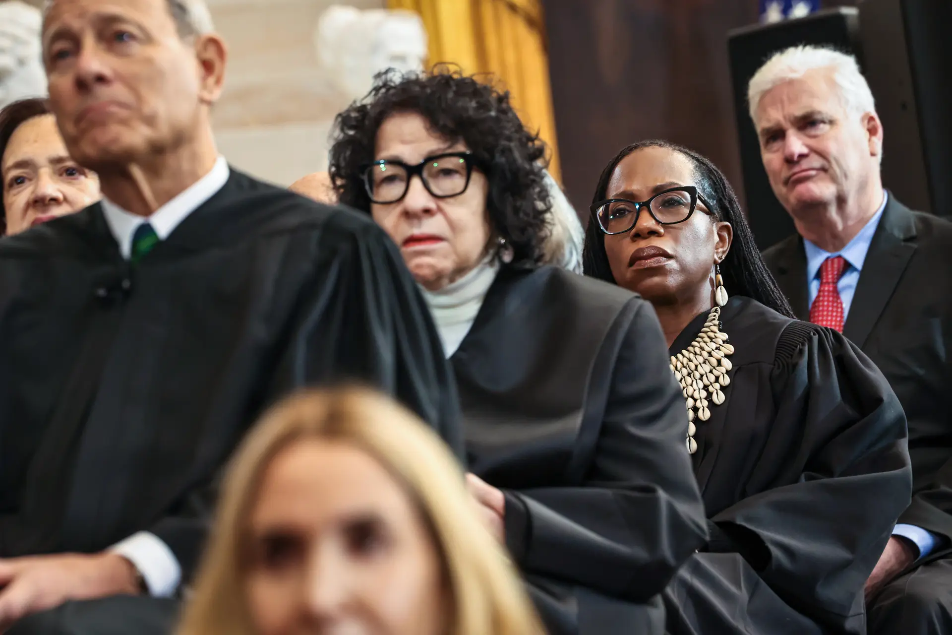 (De izquierda a derecha) Los jueces de la Corte Suprema John Roberts, Sonia Sotomayor y Ketanji Brown Jackson escuchan al presidente Donald Trump durante la ceremonia de investidura en la Rotonda del Capitolio de los Estados Unidos el 20 de enero de 2025. (Chip Somodevilla/Getty Images)
