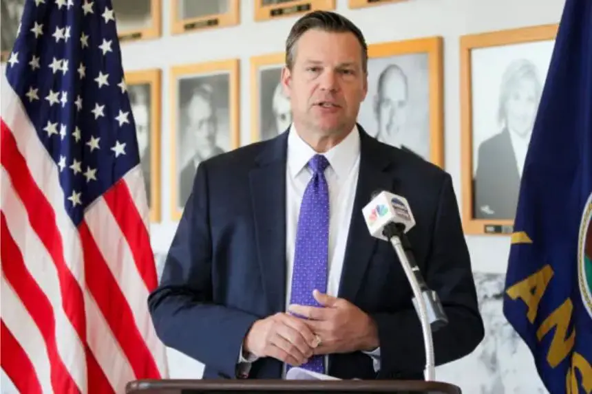El fiscal general de Kansas, Kris Kobach, en una rueda de prensa frente a su oficina en Topeka, Kansas, el 1 de mayo de 2023. (John Hanna/AP Photo)