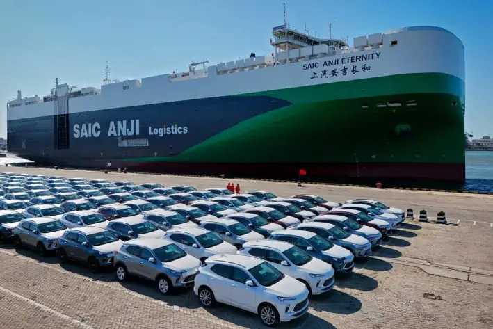 Coches para la exportación antes de ser cargados en el SAIC Anji Eternity, un buque de fabricación nacional destinado a la exportación de automóviles chinos, en el puerto de Yantai, en la provincia de Shandong, al este de China, el 15 de mayo de 2024. (STR/AFP a través de Getty Images)