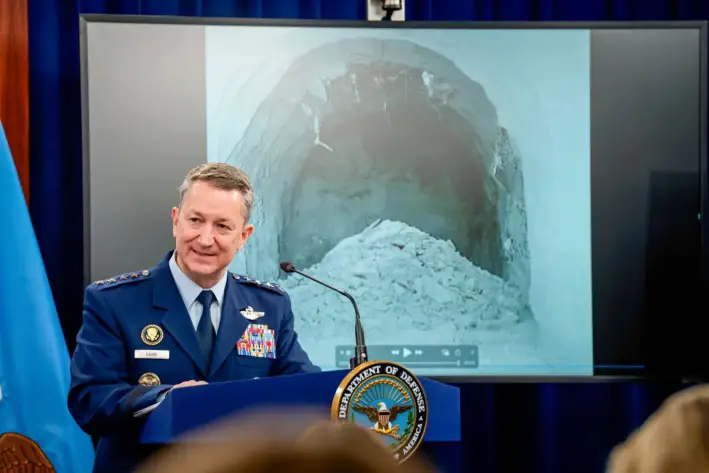 El presidente del Estado Mayor Conjunto, general Dan Caine, habla sobre las bombas GBU-57A/B Massive Ordnance Penetrator (MOP) utilizadas en el ataque contra la planta de Fordow en Irán, durante una rueda de prensa en el Pentágono, en Arlington, Virginia, el 26 de junio de 2025. (Andrew Harnik/Getty Images)