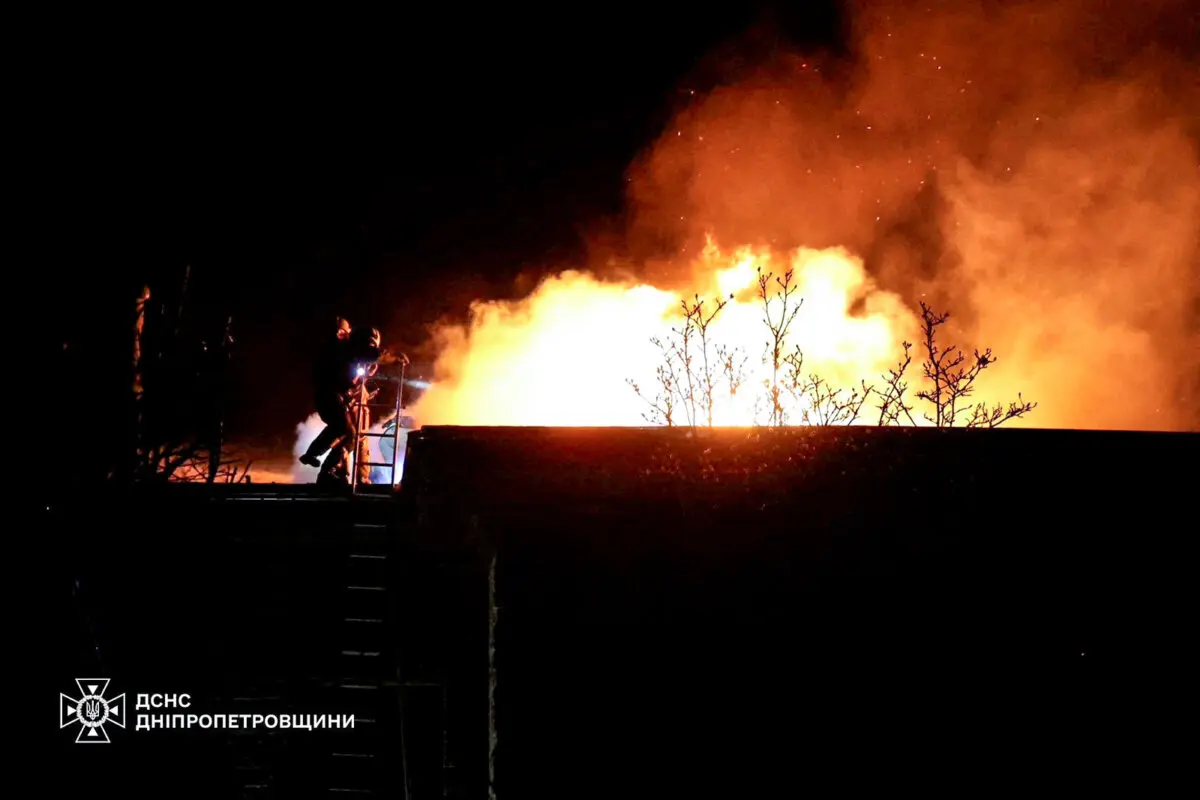 Bomberos trabajan en el lugar de un ataque con misiles rusos en Dnipro, Ucrania, el 21 de noviembre de 2024. (Servicio de prensa del Servicio Estatal de Emergencias de Ucrania en la región de Dnipropetrovsk/Imagen facilitada por Reuters).