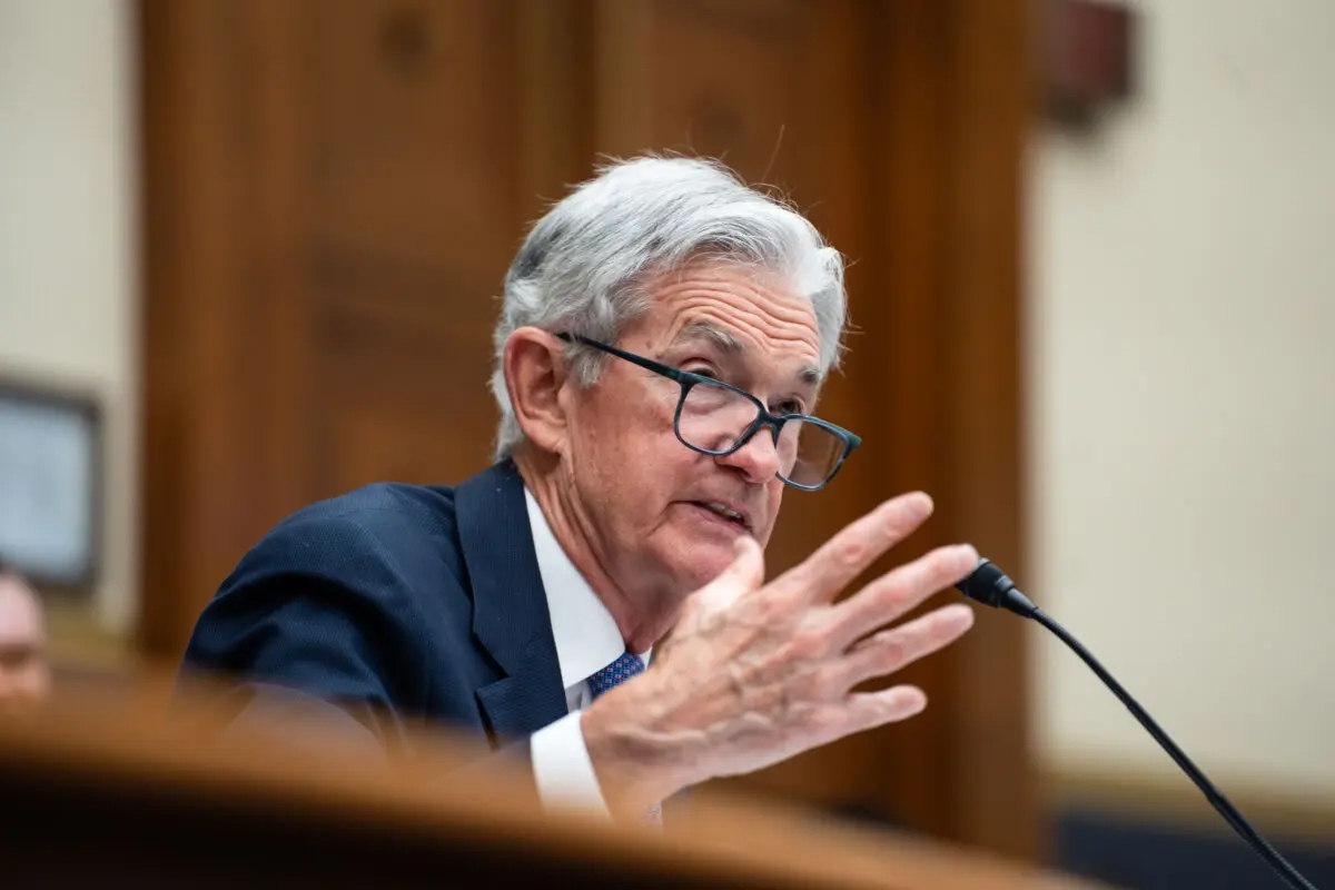 El presidente de la Reserva Federal, Jerome Powell, testifica ante el Comité de Servicios Financieros de la Cámara de Representantes en el Capitolio, en Washington, el 24 de junio de 2025. (Madalina Kilroy/The Epoch Times)