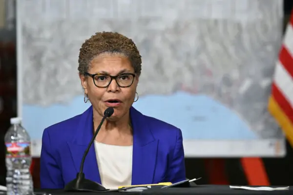 La alcaldesa de Los Ángeles, Karen Bass, habla en Pacific Palisades, un barrio de Los Ángeles, el 24 de enero de 2025. (Mandel Ngan/AFP a través de Getty Images)