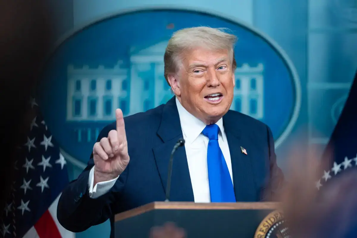 El presidente Donald Trump habla con los periodistas en la sala de prensa James S. Brady de la Casa Blanca el 27 de junio de 2025. (Madalina Kilroy/The Epoch Times)