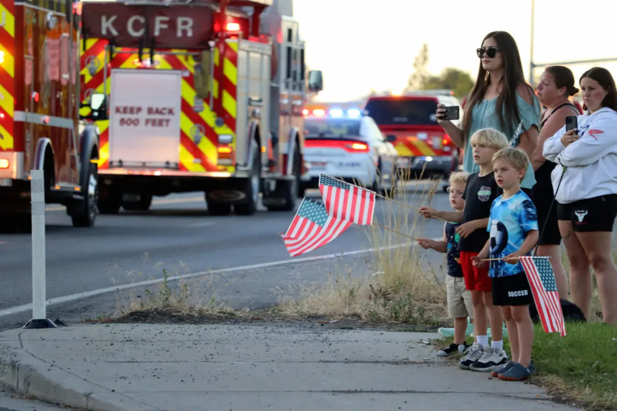 Una procesión desde Kootenai Health se dirige hacia la oficina forense de Spokane, Washington, después de que varios bomberos murieran al ser emboscados por un francotirador mientras respondían a un incendio cerca de Coeur d'Alene, Idaho, el 29 de junio de 2025. (Bill Buley/Coeur D'Alene Press vía AP)