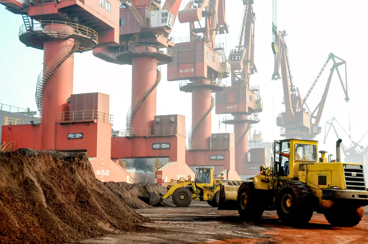 Trabajadores transportan tierra que contiene elementos de tierras raras para su exportación en un puerto de Lianyungang, provincia de Jiangsu, China, el 31 de octubre de 2010. (Stringer/Reuters/Foto de archivo).
