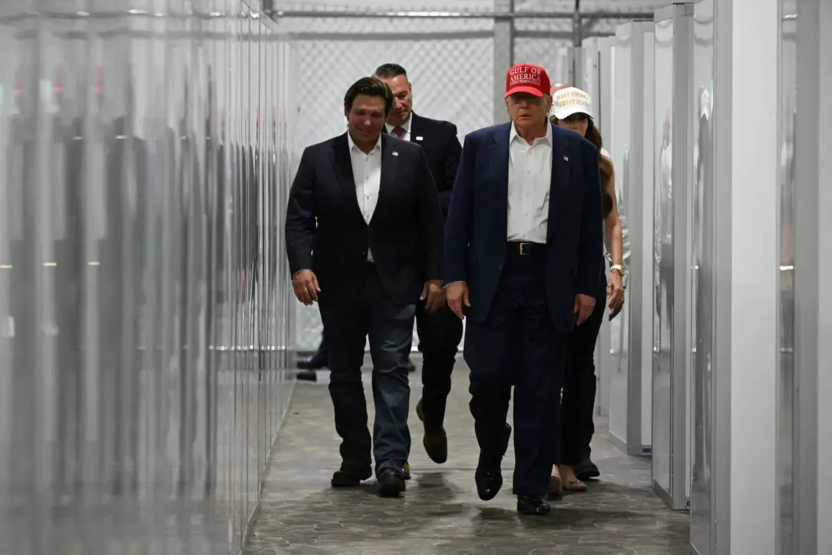 El gobernador de Florida, Ron DeSantis (izquierda), el presidente Donald Trump (centro) y la secretaria de Seguridad Nacional, Kristi Noem (derecha), visitan un centro médico durante una visita a un centro de detención de migrantes, apodado “Alligator Alcatraz”, en Ochopee, Florida, el 1 de julio de 2025. (Andrew Caballero-Reynolds/AFP)
