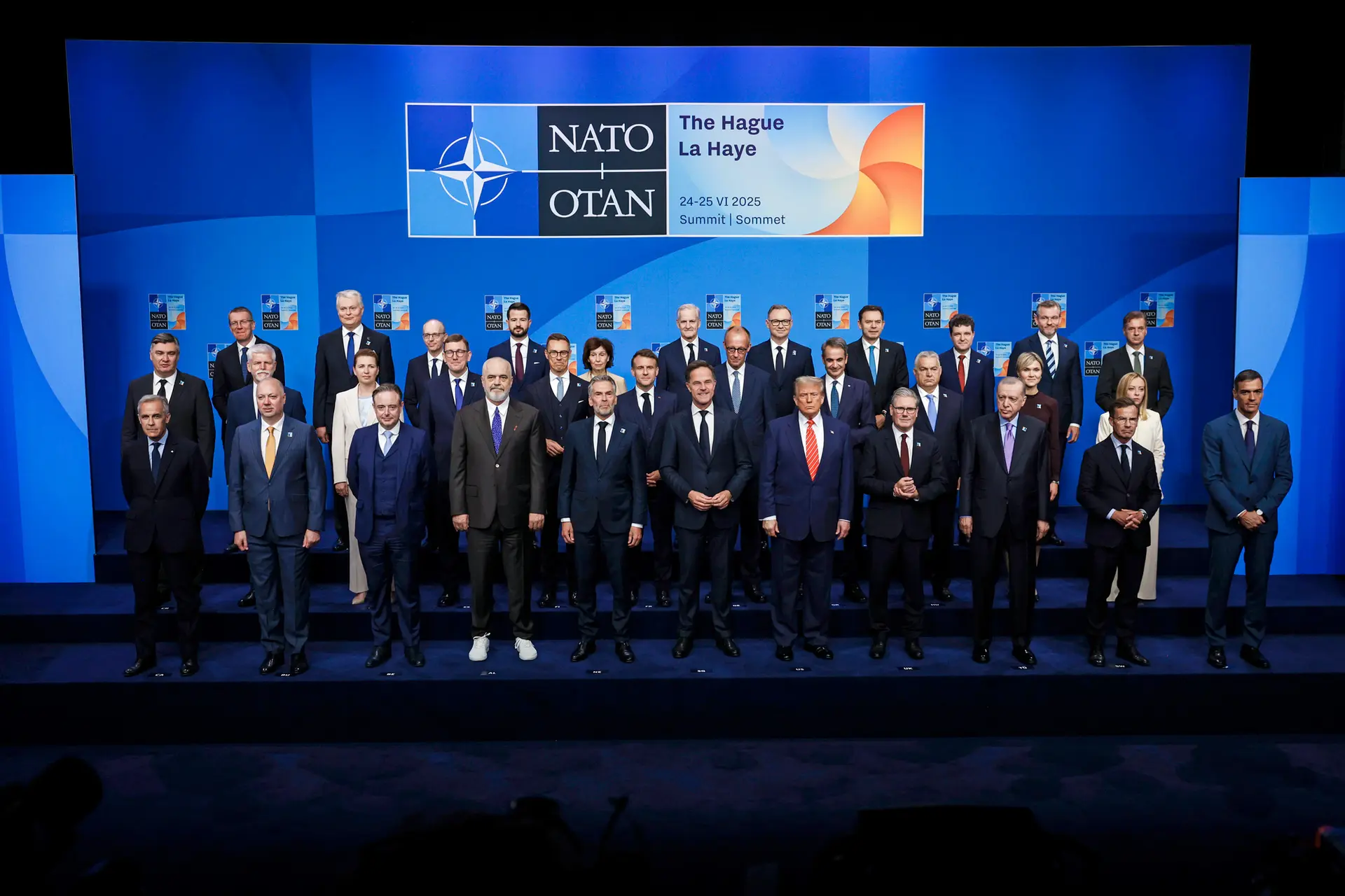 Los jefes de Estado y de gobierno de la OTAN posan para una foto oficial en la Cumbre de la OTAN de 2025 celebrada en La Haya, Países Bajos, el 25 de junio de 2025. Entre otras cuestiones, los 32 Estados miembros acordaron aumentar el gasto en defensa hasta el 5 % de su PIB para 2035. Un día después, el Ministerio de Asuntos Exteriores de China criticó la medida, así como la creciente atención de la OTAN a la región de Asia-Pacífico. (Omar Havana/Getty Images).