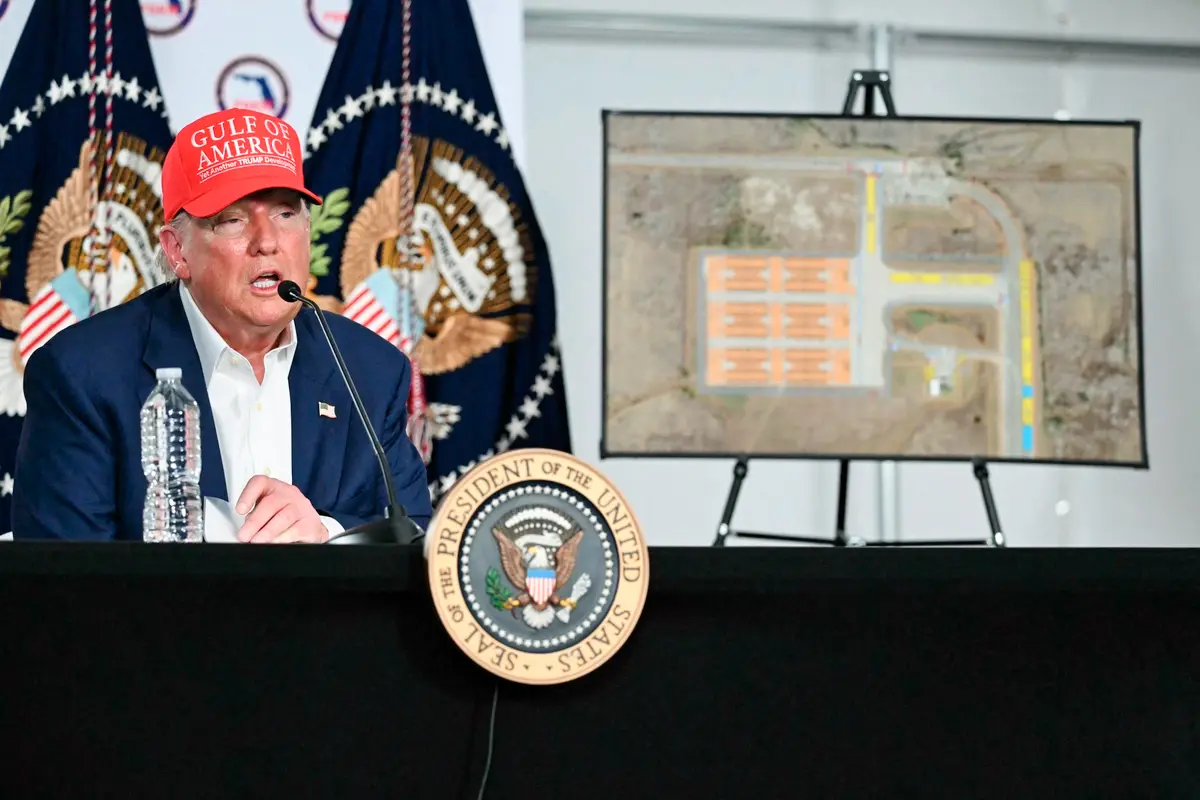 El presidente Donald Trump habla tras visitar "Alligator Alcatraz" en las instalaciones del Aeropuerto de Entrenamiento y Transición Dade-Collier en Ochopee, Florida, el 1 de julio de 2025. El lugar está situado en una remota zona pantanosa repleta de caimanes, cocodrilos y pitones, lo que ha llevado a compararlo con la famosa prisión de Alcatraz por su carácter inexpugnable. (Andrew Caballero-Reynolds/AFP a través de Getty Images)
