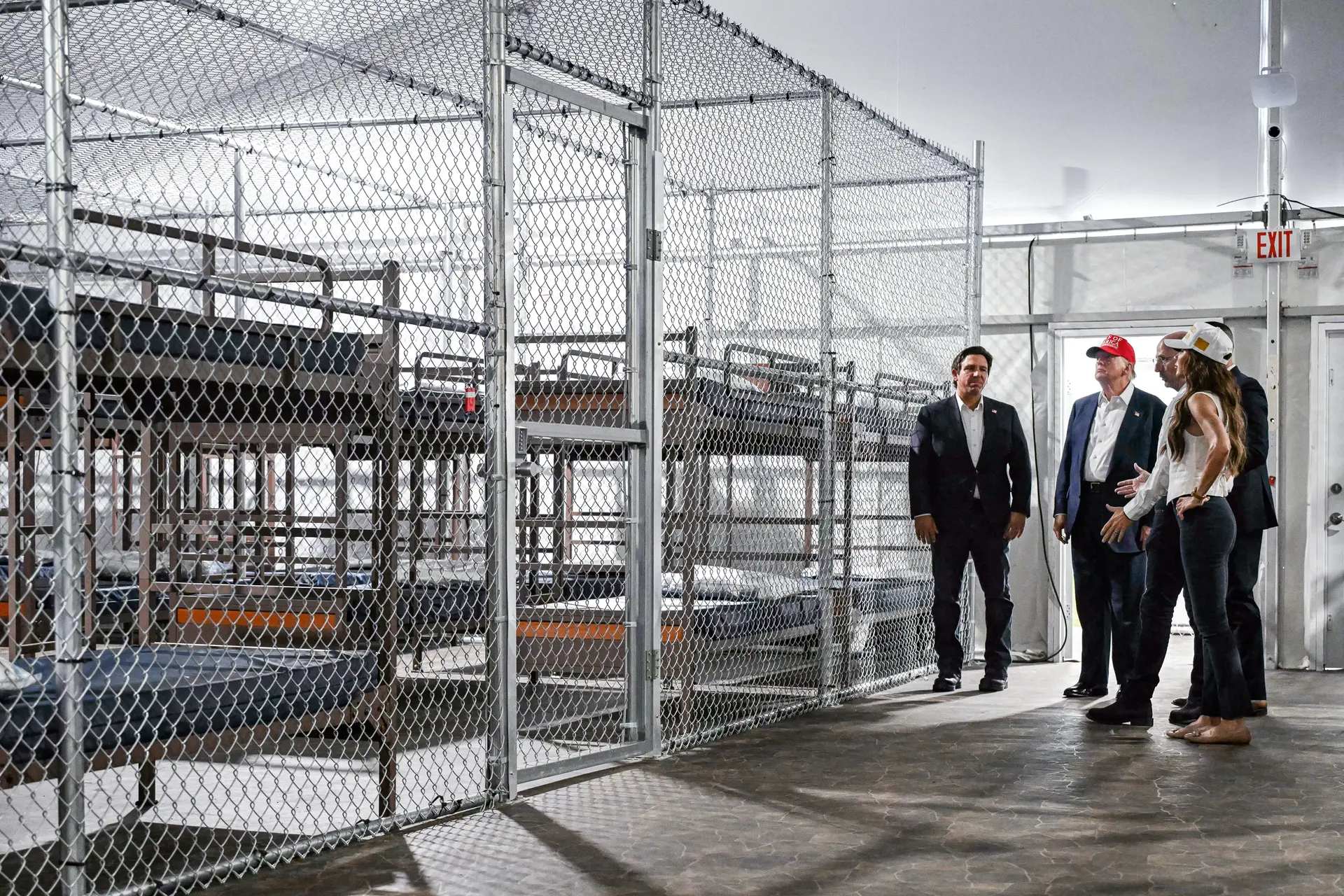 El presidente Donald Trump (2.º por la izquierda), el gobernador de Florida Ron DeSantis (izquierda) y la secretaria de Seguridad Nacional Kristi Noem (derecha) visitan un centro de detención, apodado "Alligator Alcatraz", situado en el aeropuerto de entrenamiento y transición Dade-Collier, en Ochopee (Florida), el 1 de julio de 2025. (Andrew Caballero-Reynolds/AFP a través de Getty Images)