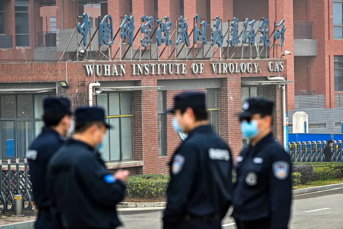 Personal de seguridad monta guardia frente al Instituto de Virología de Wuhan mientras miembros del equipo de la Organización Mundial de la Salud investigan los orígenes de la COVID-19, en Wuhan, provincia de Hubei, China, el 3 de febrero de 2021. (Héctor Retamal/AFP a través de Getty Images)