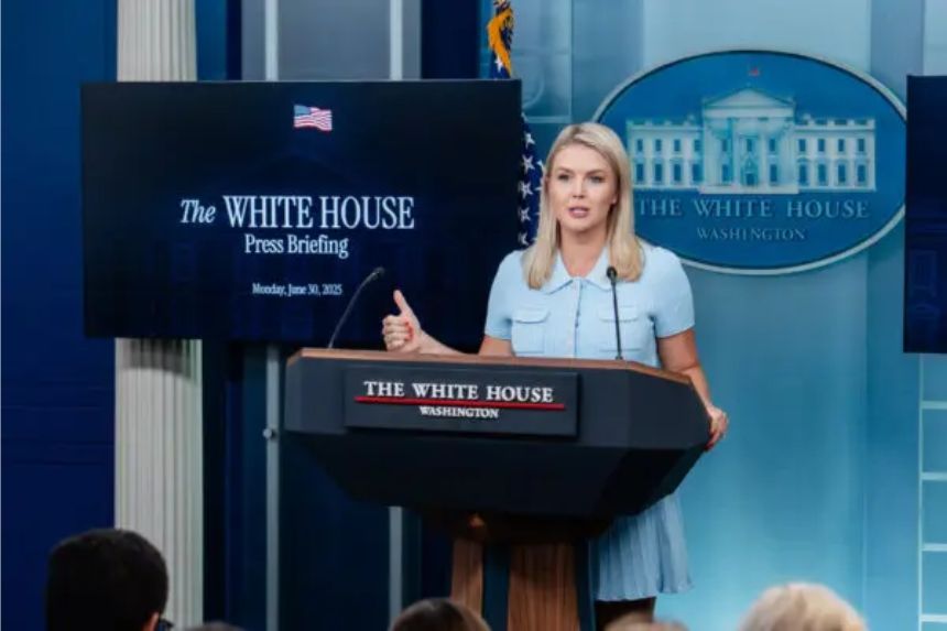 La secretaria de prensa de la Casa Blanca, Karoline Leavitt, habla durante una rueda de prensa en la Casa Blanca el 30 de junio de 2025. (Madalina Kilroy/The Epoch Times)