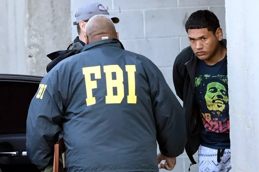 Cartel que ofrece una recompensa por información sobre los asesinatos de Nisa Mickens y Kayla Cuevas, cerca del instituto Brentwood High School en Brentwood, condado de Suffolk, Nueva York, el 29 de marzo de 2017. (Samira Bouaou/The Epoch Times).escoltado por agentes del FBI en Central Islip, Nueva York, tras ser detenido el 2 de marzo de 2017. James Carbone/Newsday vía AP, archivo).