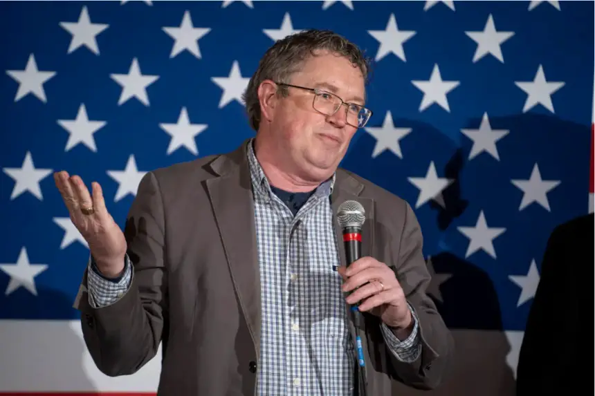 El representante Thomas Massie (R-Kentucky) habló durante un evento de campaña con el gobernador republicano de Florida, Ron DeSantis, en Cedar Rapids, Iowa, el 14 de enero de 2024. (Madalina Vasiliu/The Epoch Times)