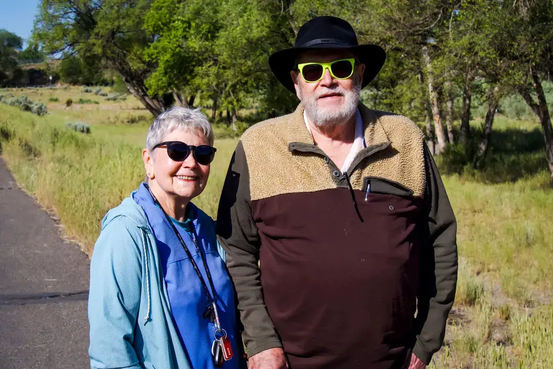 Keith Aikenhead, de 72 años, y su esposa, de Elko, Nevada, en un sendero cerca de la I-80 el 23 de junio de 2025. (Travis Gillmore/The Epoch Times)