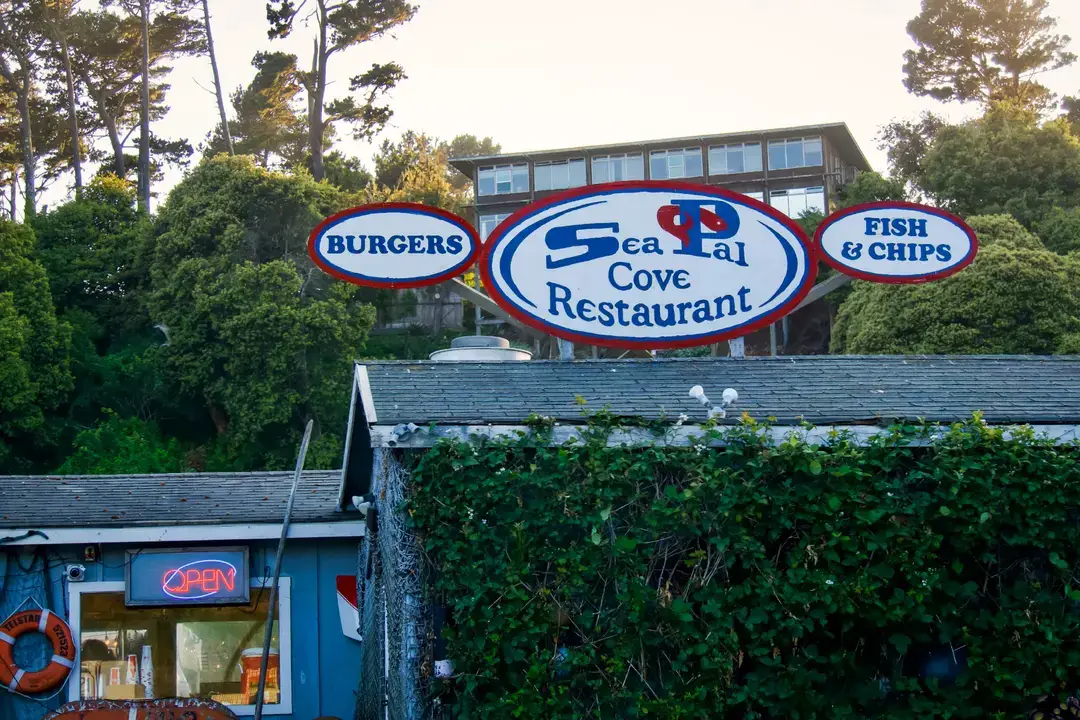 El restaurante Sea Pal Cove en el puerto de Noyo, cerca de Fort Bragg, California, el 21 de junio de 2025. (Travis Gillmore/The Epoch Times)