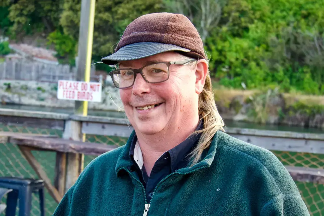 Rush Jones, de 56 años, posa para una foto en el restaurante Sea Pal Cove, en el puerto de Noyo, en Fort Bragg (California), el 21 de junio de 2025. (Travis Gillmore/The Epoch Times)