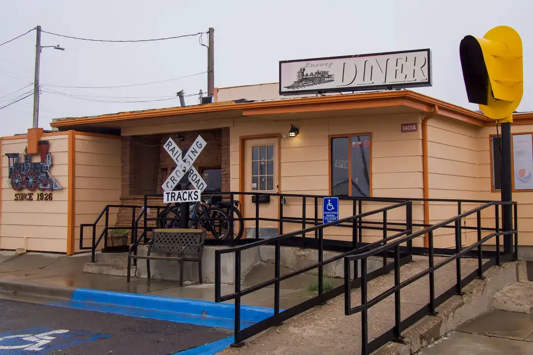 The Luxury Diner, fundado en 1926, sigue siendo un lugar muy popular en Cheyenne, Wyoming, para comer hamburguesas, tarta de manzana y mucho más, el 24 de junio de 2025. (Travis Gillmore/The Epoch Times)