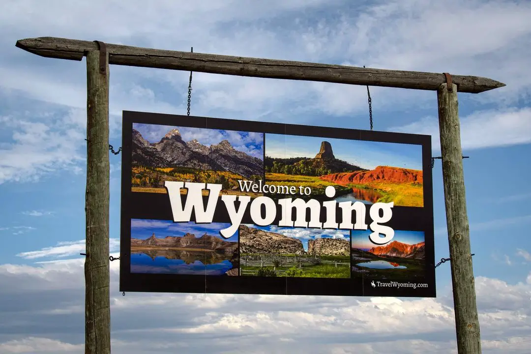 Una señal en la I-80 Este da la bienvenida a los viajeros a Wyoming, tal y como se ve el 23 de junio de 2025. (Travis Gillmore/The Epoch Times)