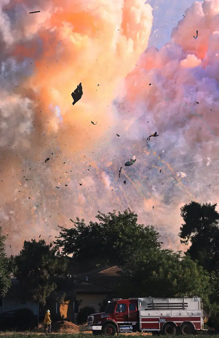 Fuegos artificiales explotan en un almacén de pirotecnia cerca de Esparto, California, el 1 de julio de 2025. (Kent Porter/The Press Democrat vía AP)