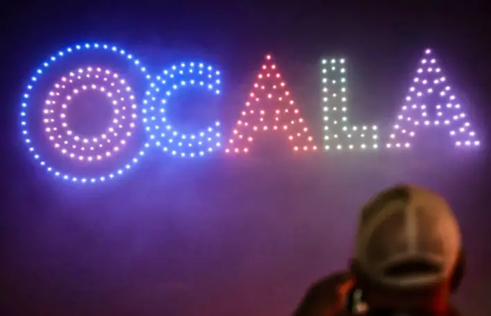Los drones iluminan la noche con el nombre de la ciudad durante el espectáculo Patriotic Skies 2024 en Ocala, Florida, el 4 de julio de 2024. (Cortesía de Greg Davis, responsable de información pública de la ciudad de Ocala)