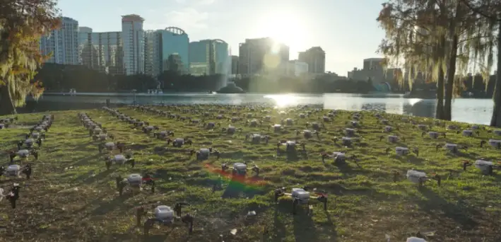 Esta configuración de drones, proporcionada a la Junta Nacional de Seguridad en el Transporte por el operador de drones Sky Elements, fue documentada antes de un espectáculo en el lago Eola que provocó un accidente en Orlando, Florida, el 21 de diciembre de 2024. (Captura de pantalla del informe de la NTSB)