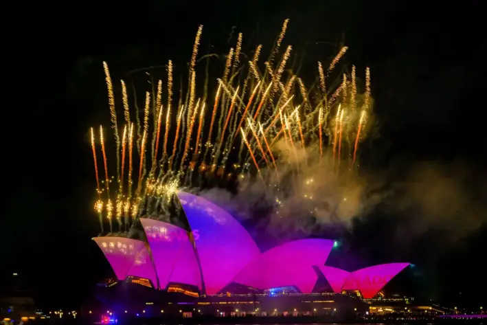 Los fuegos artificiales se lanzan desde lo alto de las velas de la Ópera de Sídney para dar inicio al Vivid Sydney 2025, en Australia, el 23 de mayo de 2025. (Izhar Khan/Getty Images)