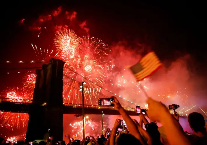 La gente observa el espectáculo de fuegos artificiales del 4 de julio de Macy's sobre el puente de Brooklyn, en Nueva York, el 4 de julio de 2019. (Eduardo Muñoz/Reuters)
