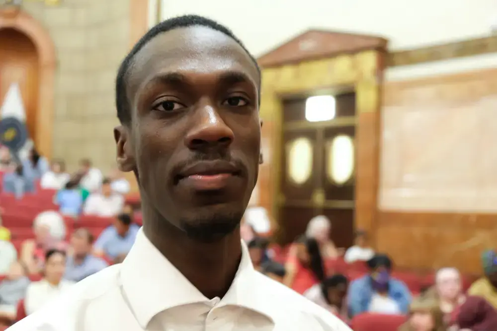 Benjamin Ndori, de 18 años, aparece en una ceremonia de naturalización en el War Memorial de Indianápolis el 26 de junio de 2025. (Lawrence Wilson/The Epoch Times)