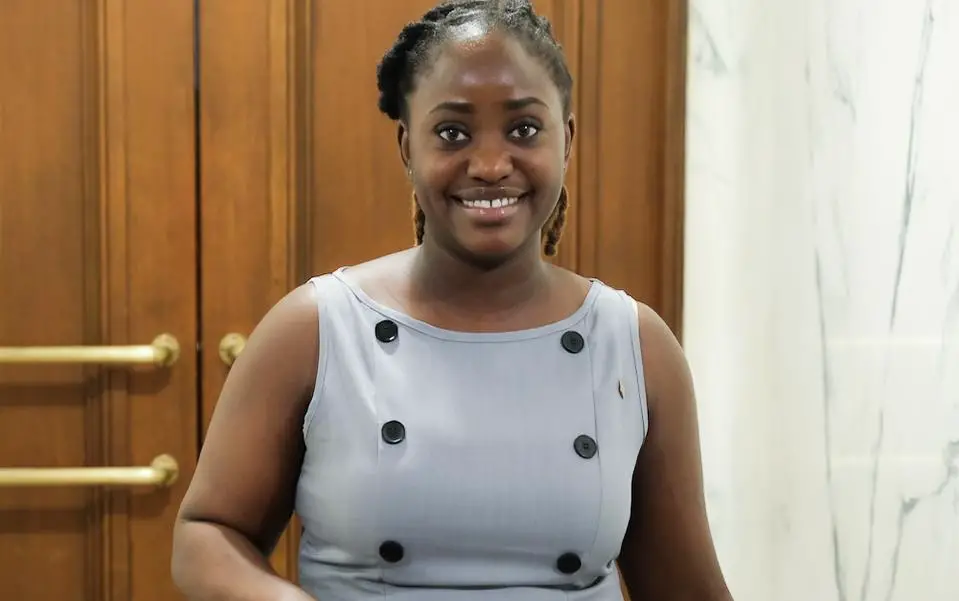 Joy Otuyemi, de 23 años, aparece en una ceremonia de naturalización en el War Memorial de Indianápolis el 26 de junio de 2025. (Lawrence Wilson/The Epoch Times)