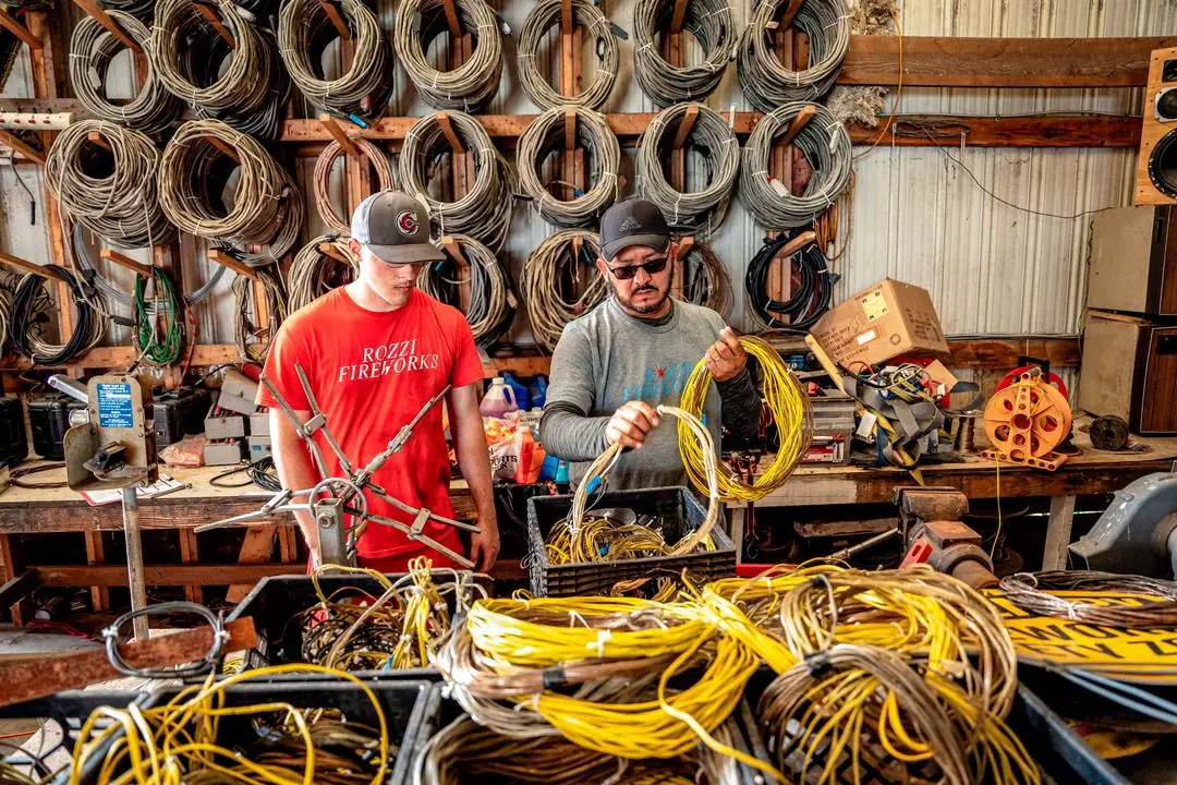 Trabajadores se preparan para los próximos espectáculos en las instalaciones de Rozzi's Famous Fireworks en Martinsville, Ohio, el 26 de junio de 2025. Con solo 11 empleados a tiempo completo, incluido un Rozzi de quinta generación, la empresa cuenta con 300 trabajadores a tiempo parcial. (Samira Bouaou/The Epoch Times)