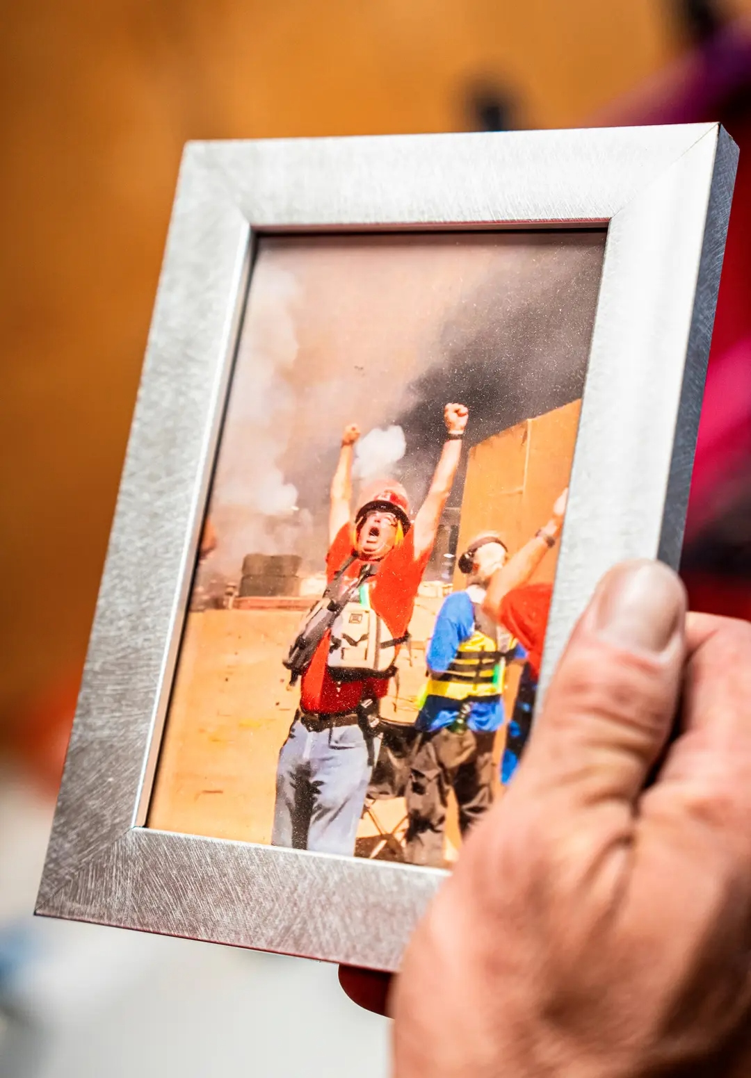 Joe Rozzi, de 57 años, sostiene una foto de sí mismo celebrando después de un espectáculo de fuegos artificiales en la oficina de Rozzi's Famous Fireworks en Martinsville, Ohio, el 26 de junio de 2025. (Samira Bouaou/The Epoch Times)